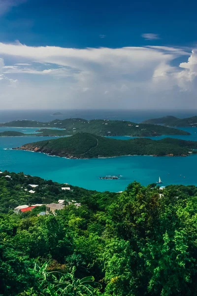 Luchtfoto Verticale Uitzicht Turquoise Zee Groene Heuvels Rond — Stockfoto