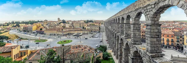 Plaza del Azoguejo ve tarihi Roma su kemeri panoramik manzaraya.