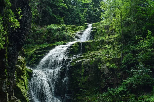 Güney Polonya dağlarda güzel şelale. 
