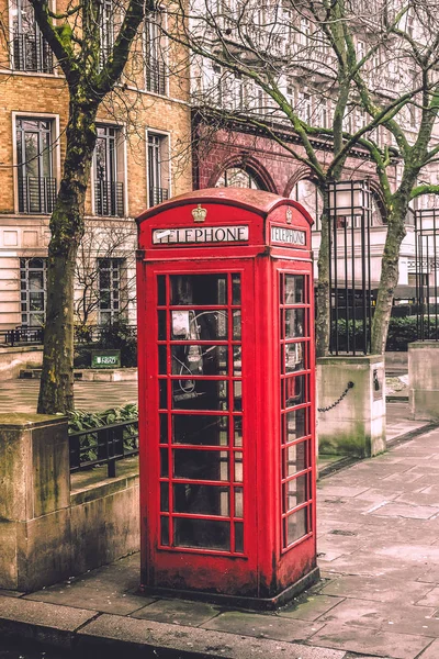 Ünlü Londra kırmızı telefon kulübesi sokakta. 