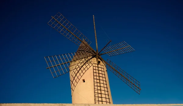 Majorka Hiszpania Legendarny Wiatrak Niebieski Niebo Tle — Zdjęcie stockowe