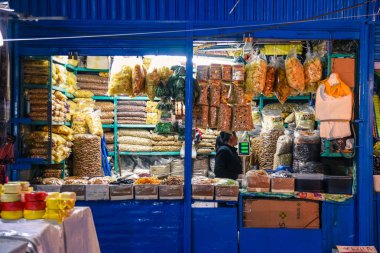 Cuzco / Peru - 07.12.2017: Cusco içinde San Pedro çarşı. Turistik