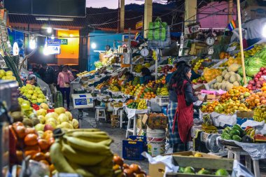 Cuzco / Peru - 07.12.2017: Cusco içinde San Pedro çarşı. Turistik