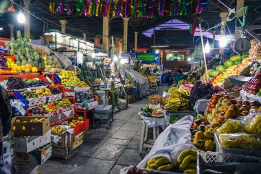 Cuzco / Peru - 07.12.2017: Cusco içinde San Pedro çarşı. Turistik