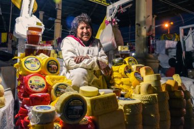 Cuzco / Peru - 07.12.2017: Cusco içinde San Pedro çarşı. Popüler turistik. Peynir satan kadın.