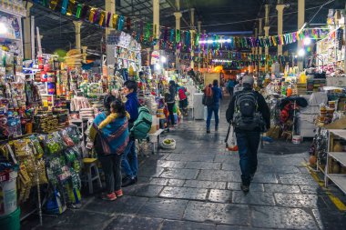 Cuzco / Peru - 07.12.2017: Cusco içinde San Pedro çarşı. Turistik