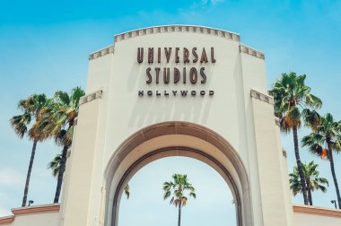 Los Angeles/California/ABD - 07.19.2013: Giriş kapısı Universal Studios Hollywood, mavi gökyüzü yukarıdaki ve palmiye ağaçları tarafında kapı. 