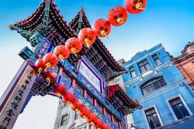 Londra / İngiltere'de - 02.08.2017: renkli giriş kapısı şehir Çin bölgesine kırmızı lampoons ile. 