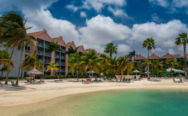 Oranjestad Aruba Octubre 2007 Turistas Descansando Sombra Palmeras Las Tumbonas — Foto de Stock