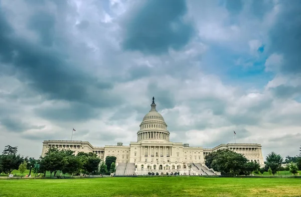 Capitol Washington DC fırtınalı bulutlar yukarıdaki bina.