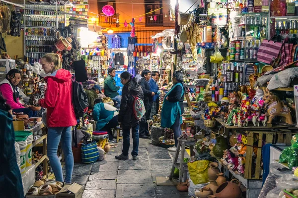 Cuzco / Peru - 07.12.2017: Cusco içinde San Pedro çarşı. Turistik