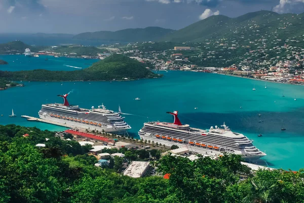 Saint Thomas / ABD Virgin Adaları - Ekim 31.2007: yolcu gemilerine demirledi ile Charlotte Amalie noktasının havadan görünümü. Derin mavi gökyüzü bulutlar, güneşli bir gün, turkuaz rengi deniz, çevresindeki yeşil tepeler. 