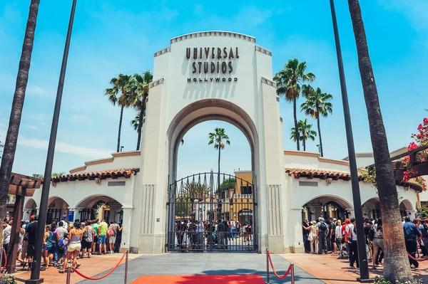 Los Angeles/California/ABD - 07.19.2013: Universal Studios Hollywood için giriş kapısı. Bir sürü bilet için sırada bekleyen insan. 