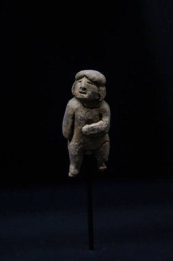 Cuzco / Peru - 07.12.2017: kutsal şehir Caray ve Miraya Perulu kil küçük heykelcik. Yangın Guardians. İzole, siyah arka plan.