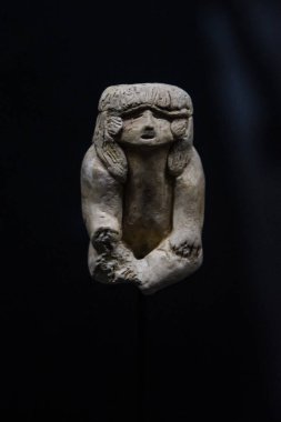 Cuzco / Peru - 07.12.2017: kutsal şehir Caray ve Miraya Perulu kil küçük heykelcik. Yangın Guardians. İzole, siyah arka plan.