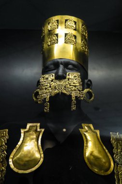 Cuzco / Peru - 07.12.2017: eski Perulu altın süsler, Perulu mücevher ve zırh giyen Lord sunulması heykeli.