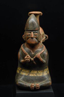 Cuzco / Peru - 07.12.2017: Peru seramik resim, heykel ile Inca kültür. İzole, siyah arka plan.