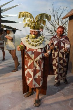 Cuzco / Peru - 07.12.2017:'den aksesuarlar eski Perulu elit toplayan. Rahip, Lordlar ve İnkalar yerli kostümler, altın takılar, maskeler ve süs eşyaları giyen giymiş. 