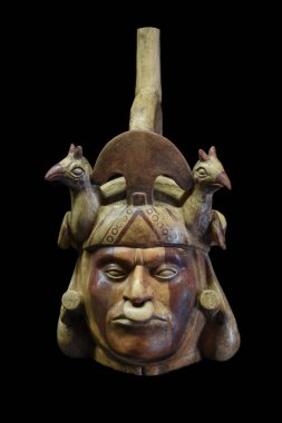 Cuzco / Peru - 07.12.2017: Peru seramik resim, heykel ile Mochica kültür. İzole, siyah arka plan.