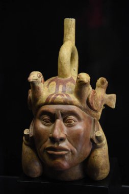 Cuzco / Peru - 07.12.2017: Peru seramik resim, heykel ile Mochica kültür. İzole, siyah arka plan.