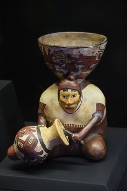 Cuzco / Peru - Temmuz 12.2017: Wari kültür Peru seramik rakam. İzole, siyah arka plan.