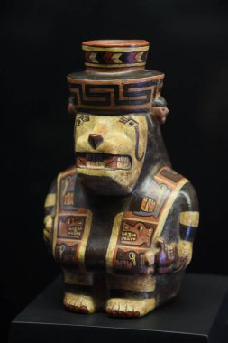 Cuzco / Peru - Temmuz 12.2017: Wari kültür Peru seramik rakam. İzole, siyah arka plan.