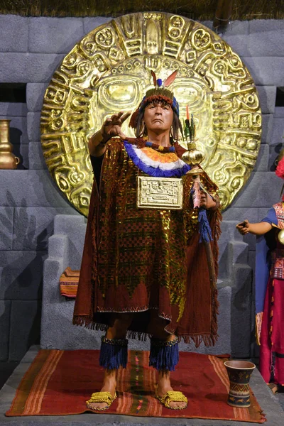 Cuzco / Peru - 07.12.2017:'den aksesuarlar eski Perulu elit toplayan. Rahip, Lordlar ve İnkalar yerli kostümler, altın takılar, maskeler ve süs eşyaları giyen giymiş. 