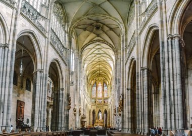 Prag / Çek Cumhuriyeti - 08.09.2016: St. Vitus Katedrali iç. Tarihi Gotik mimarisi. 