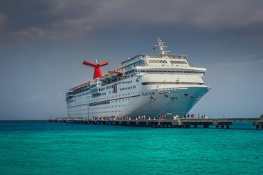 Grand Turk / Turks ve Caicos Adaları - ebilmek 10.2007: Cruise Ship View rıhtım iskelede. Turkuaz rengi deniz, bulutlu gökyüzü.  