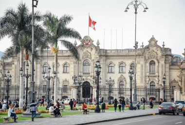 Lima / Peru - 07.18.2017: Plaza de Armas Cumhurbaşkanlığı Sarayı'nda görünüm. 