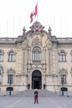 Lima / Peru - 07.18.2017: Plaza de Armas Sarayı önünde nöbetçi cumhurbaşkanlığı. 