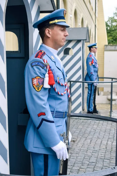 Praga República Checa 2016 Guardas Castelo Hradni Straz Palácio Presidencial — Fotografia de Stock