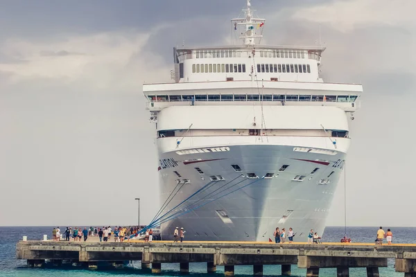 壮大なトルコ人 タークス カイコス諸島 かもしれない 2007 桟橋により クルーズ船でビューをドッキングします クルーズ客船の大規模を示す桟橋の上を歩く観光客 — ストック写真