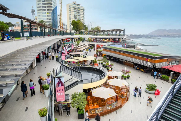 Lima / Peru - 07.18.2017: ünlü alışveriş merkezi Larcomar Lima ziyaret turistler için harcanan Hatıra Eşyası satın almak için biraz zaman istedim. 