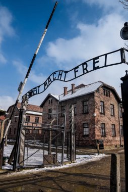 Auschwitz / Oswiecim / Polonya - 02.15.2018: giriş kapısı için Auschwitz Müzesi toplama kampı. Yatay görünüm.