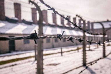 Auschwitz / Oswiecim / Polonya - 02.15.2018: bir toplama kampı etrafında dikenli tel çit. 