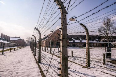Auschwitz / Oswiecim / Polonya - 02.15.2018: bir toplama kampı etrafında dikenli tel çit. 