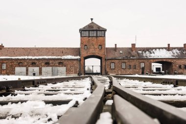 Oswiecim / Polonya - 02.15.2018: demiryolu toplama kampı Auschwitz Birkenau'da girişine. Tren varış noktası.