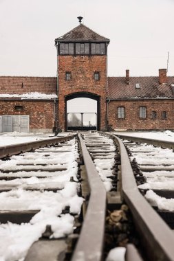 Oswiecim / Polonya - 02.15.2018: demiryolu toplama kampı Auschwitz Birkenau'da girişine. Tren varış noktası.