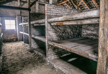 Oswiecim / Polonya - 02.15.2018: tutsak yatak, ranza barrack Auschwitz Birkenau'da Müzesi'nde içinde.