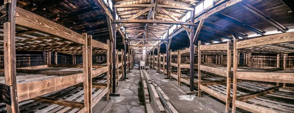 Oswiecim / Polonya - 02.15.2018: tutsak ahşap yatak, ranza barrack Auschwitz Birkenau'da Müzesi'nde içinde.