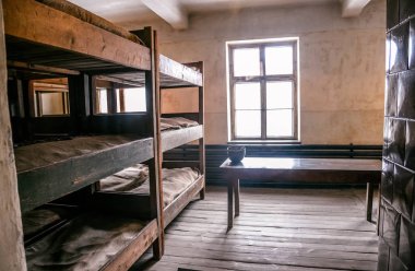 Oswiecim / Polonya - 02.15.2018: tutsak ahşap yatak, ranza barrack Auschwitz Birkenau'da Müzesi'nde içinde.