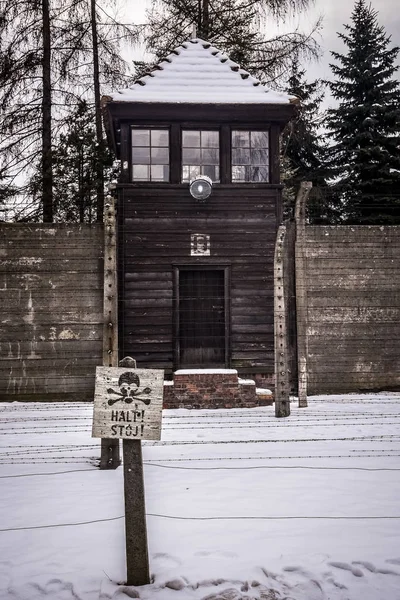 Oswiecim 2018 停止标志 信号与铁丝网围栏和营房在背景 奥斯维辛集中营博物馆 — 图库照片