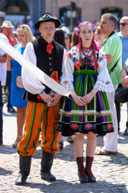 Lowicz / Polonya - 31.2018 olabilir: görünümü bir çift, erkek ve kadın giyinmiş renkli bir folklor, Corpus Christi kutlama sırasında bölgesel kostüm.