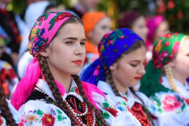 Lowicz / Polonya - 31.2018 olabilir: yerel, bölgesel koro genç kadın ve erkek folklor kostümleri giymiş. Renkli etek ve pantolon, beyaz gömlek, canlı baş fuları, siyah yelek. 
