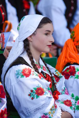 Lowicz / Polonya - 31.2018 olabilir: yerel, bölgesel koro genç kadın ve erkek folklor kostümleri giymiş. Renkli etek ve pantolon, beyaz gömlek, canlı baş fuları, siyah yelek. 