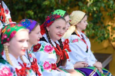 Lowicz / Polonya - 31.2018 olabilir: yerel, bölgesel koro genç kadın ve erkek folklor kostümleri giymiş. Renkli etek ve pantolon, beyaz gömlek, canlı baş fuları, siyah yelek. 