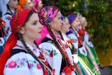 Lowicz / Polonya - 31.2018 olabilir: yerel, bölgesel koro genç kadın ve erkek folklor kostümleri giymiş. Renkli etek ve pantolon, beyaz gömlek, canlı baş fuları, siyah yelek. 