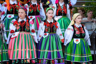 Lowicz / Polonya - 31.2018 olabilir: yerel, bölgesel koro genç kadın ve erkek folklor kostümleri giymiş. Renkli etek ve pantolon, beyaz gömlek, canlı baş fuları, siyah yelek. 