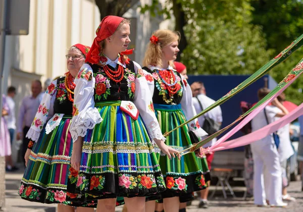 Lowicz Poland Mai 2018 Fronleichnamsprozession Einheimische Frauen Tracht Mit Bunten — Stockfoto